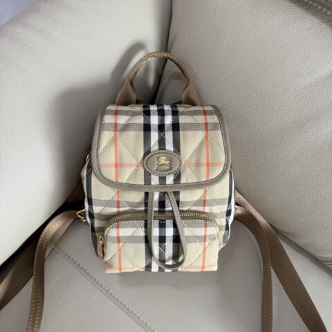 Burberry B家最新Horseshoe 双肩包 型号3941