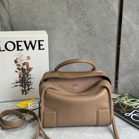 LOEWE 𝐴𝑚𝑎𝑧𝑜𝑛𝑎 180重新诠释 L家传奇手袋 0815 摩卡棕