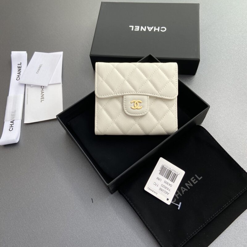 CHANEL 特製白色球紋粒面壓印皮革 编号:82288