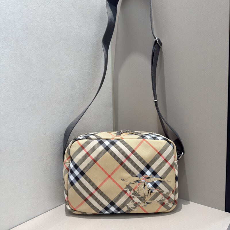 Burberry B家最新斜背包 型号3201