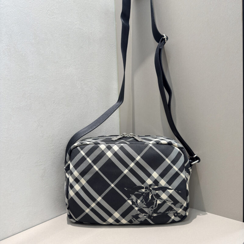 Burberry B家最新斜背包 型号3201