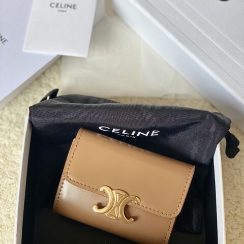 CELINE 新款亮泽牛皮革短款零钱包 款号：10I653