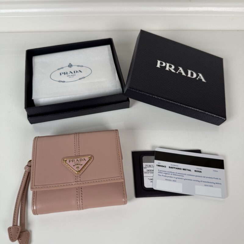 PRADA P家➡️女士油腊皮短夹 原单品质 型号1MH043