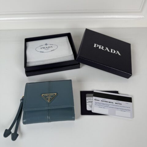 PRADA P家➡️女士油腊皮短夹 原单品质 型号1MH043