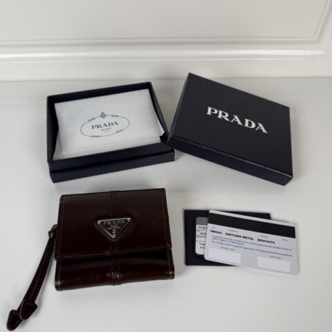 PRADA P家➡️女士油腊皮短夹 原单品质 型号1MH043