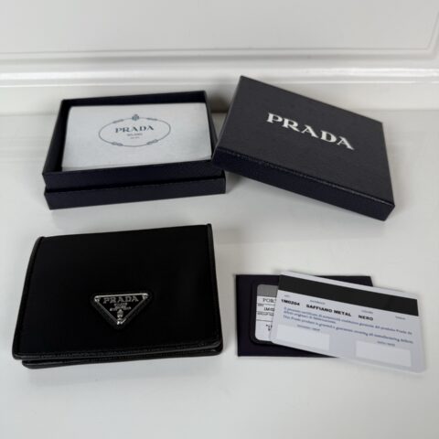 PRADA P家➡️女士两折短夹 型号1M0204