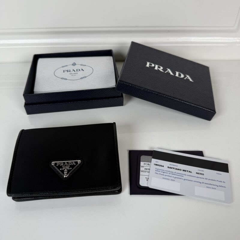 PRADA P家➡️女士两折短夹 型号1M0204