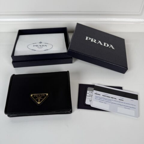 PRADA P家➡️女士两折短夹 型号1M0204