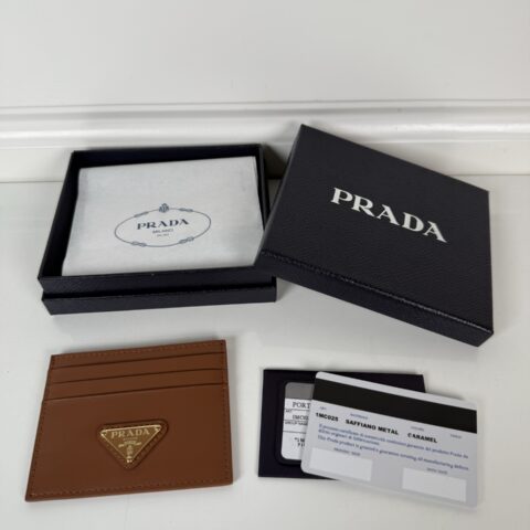 PRADA P家➡️ 平纹纳帕皮小卡包 焦糖色 男女通用款式 型号1MC025