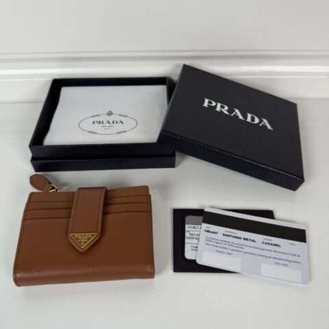 PRADA P家➡️最新三角微标卡包 型号1ML047 焦糖色