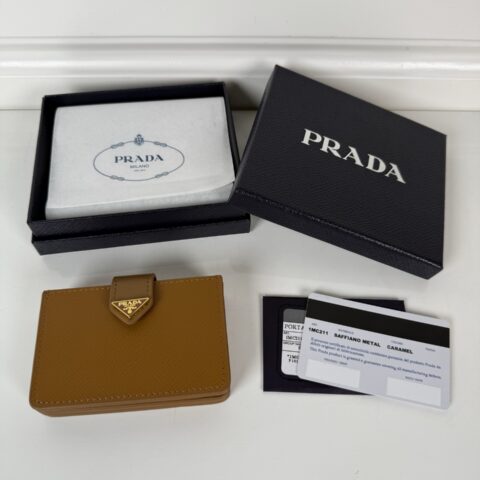 PRADA P家➡️最新三角微标卡包 型号1MC211