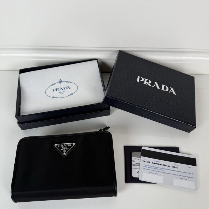 PRADA P家➡️女士十字纹+尼龙面料制成短夹 元单品质 型号1M1225