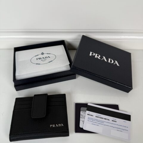 PRADA P家→男士对折式卡片夹，型号 2MC063