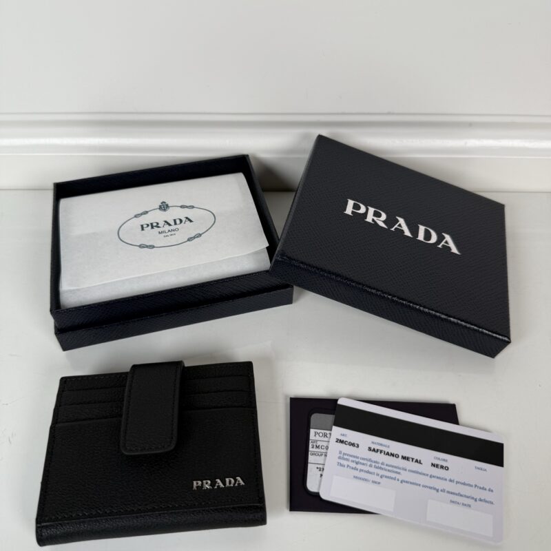 PRADA P家→男士对折式卡片夹，型号 2MC063