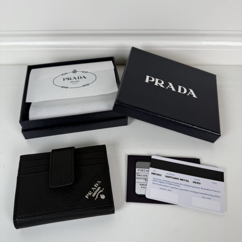 PRADA P家→男士对折式卡片夹，型号 2MC063