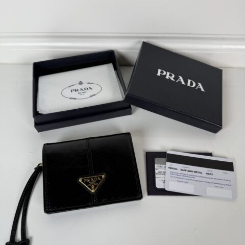 PRADA P家➡️女士两折短夹 型号1M0204 黑色油腊牛皮