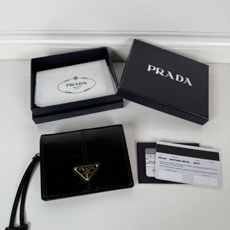 PRADA P家➡️女士两折短夹 型号1M0204 黑色油腊牛皮