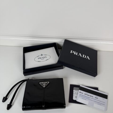 PRADA P家➡️男女通用短款钱包，型号2ML049，黑色油腊皮牛皮制作