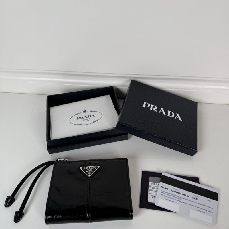 PRADA P家➡️男女通用短款钱包,型号2ML049,黑色油腊皮牛皮制作