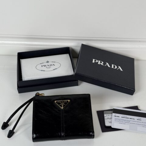 PRADA P家➡️男女通用短款钱包，型号1ML050,黑色油腊皮牛皮制作