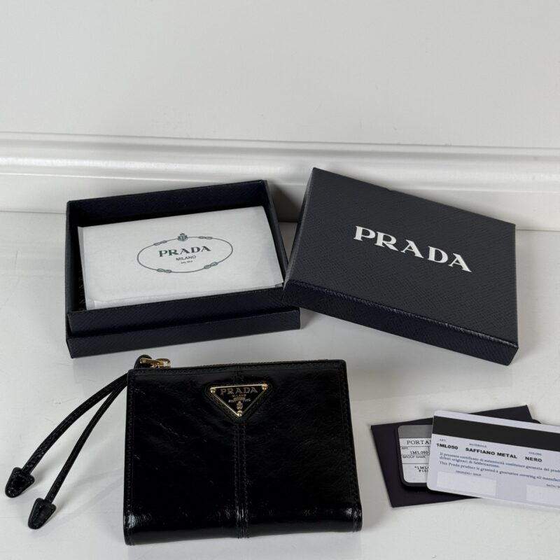 PRADA P家➡️男女通用短款钱包，型号1ML050,黑色油腊皮牛皮制作