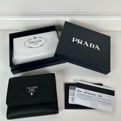 PRADA P家➡️女士鹿皮短夹，原单品质，型号1MH043