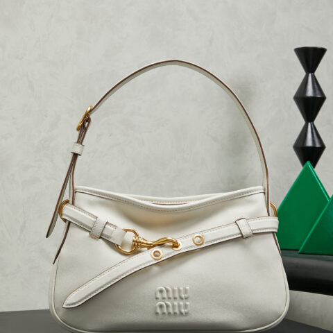 MIUMIU 新品爆款腋下中古包 型号: 5BC214白色