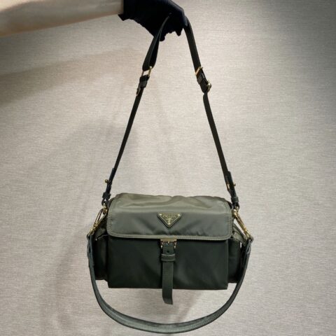 PRADA 新款邮差包🎉1BD394新色