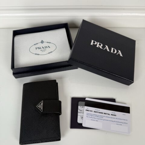 PRADA P家➡️十字纹卡夹，男女通用款，黑色，型号2MC101