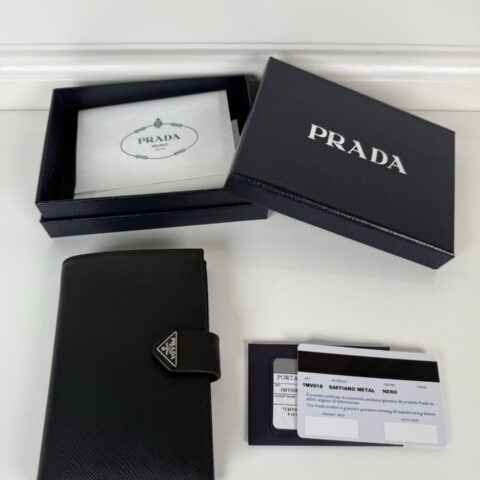 PRADA P家➡️男女钱夹+护照本📓 型号：1MV018