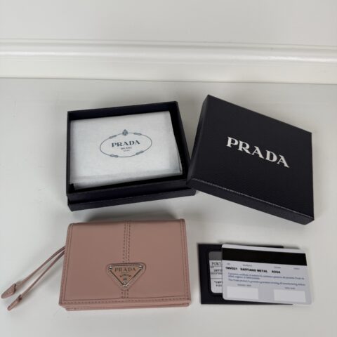 PRADA P家→按扣式开合短夹，男女通用，型号1MV021