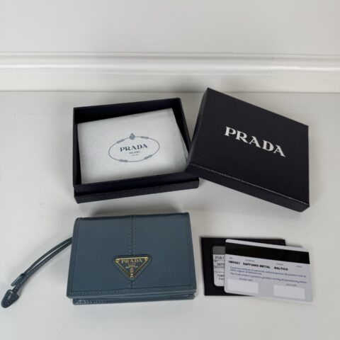PRADA P家→按扣式开合短夹，男女通用，型号1MV021