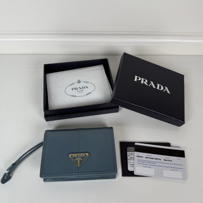 PRADA P家→按扣式开合短夹,男女通用,型号1MV021