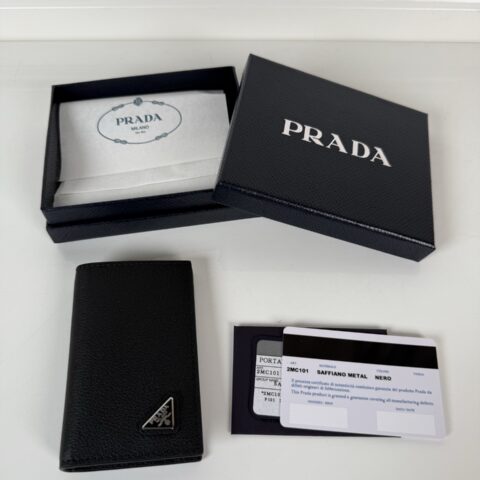 PRADA P家➡️升级版鹿皮卡夹，男女通用，黑色，型号2MC101