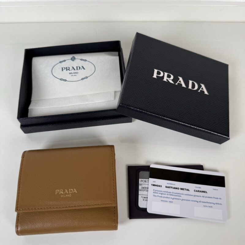PRADA P家➡️女士焦糖细摔皮平纹短夹，原单品质，型号1MH043