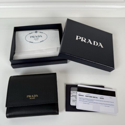 PRADA P家➡️女士黑细摔皮平纹短夹，原单品质，型号1MH043