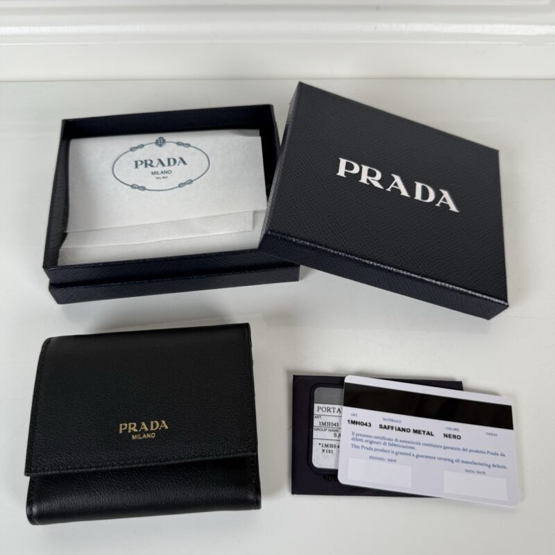 PRADA P家➡️女士黑细摔皮平纹短夹，原单品质，型号1MH043