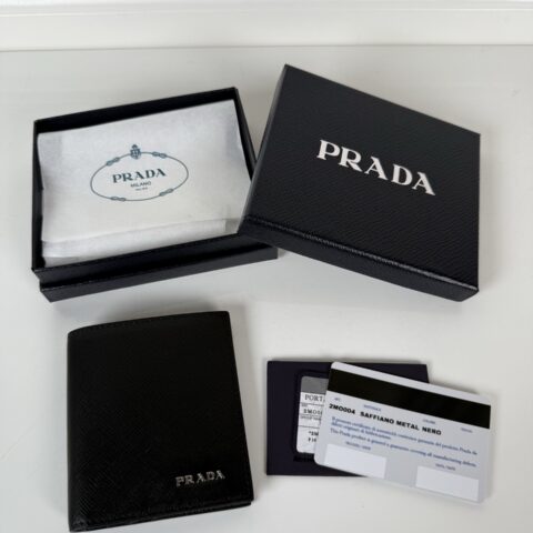 PRADA 家➡️男女通用短款钱包，（黑色）型号2MO004