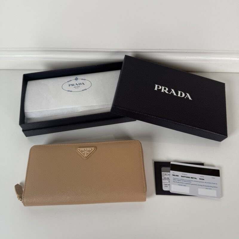 PRADA P家➡️十字纹单拉链皮夹，裸色，型号1ML506