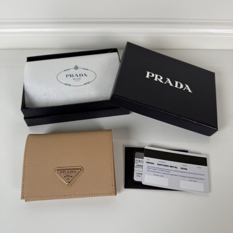 PRADA P家➡️女士两折短夹，型号1M0204，十字纹牛皮