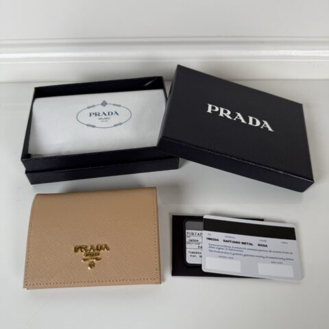 PRADA P家➡️女士两折短夹，型号1M0204，十字纹牛皮