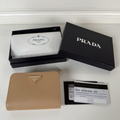 PRADA P家➡️女士十字纹短夹，型号1ML018