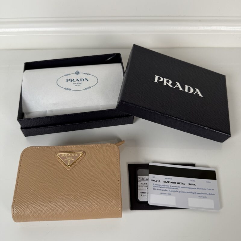PRADA P家➡️女士十字纹短夹,型号1ML018