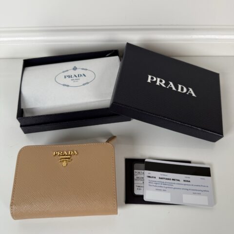PRADA P家➡️女士十字纹短夹，型号1ML018