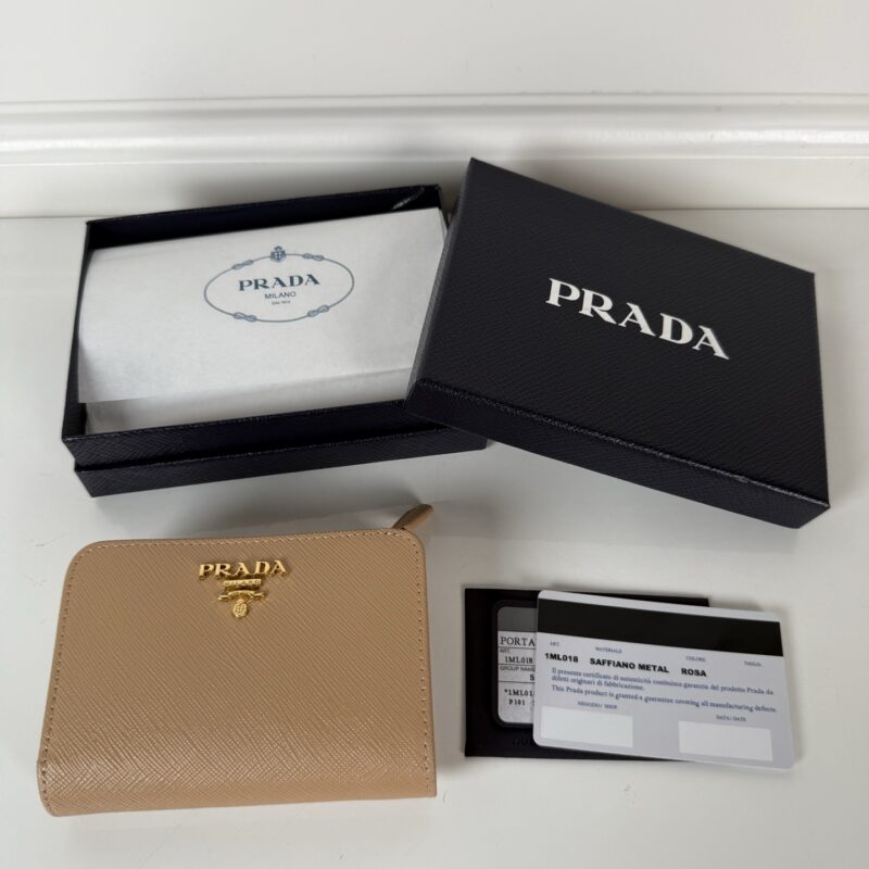 PRADA P家➡️女士十字纹短夹,型号1ML018