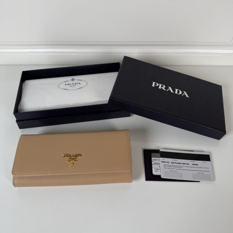 PRADA P家➡️女士翻盖皮夹，型号1MH132，裸色