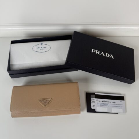 PRADA P家➡️女士翻盖皮夹，型号1MH132，裸色