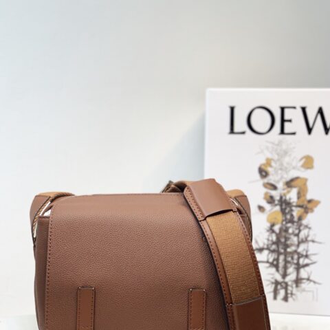 LOEWE military messenger最新版信使包 0339焦糖