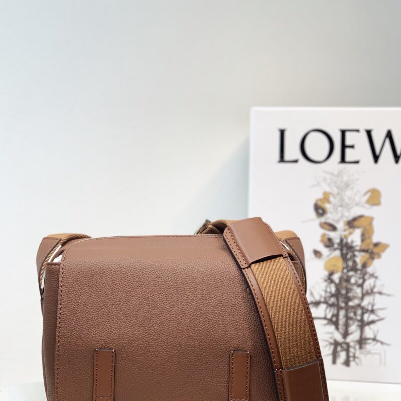 LOEWE military messenger最新版信使包 0339焦糖
