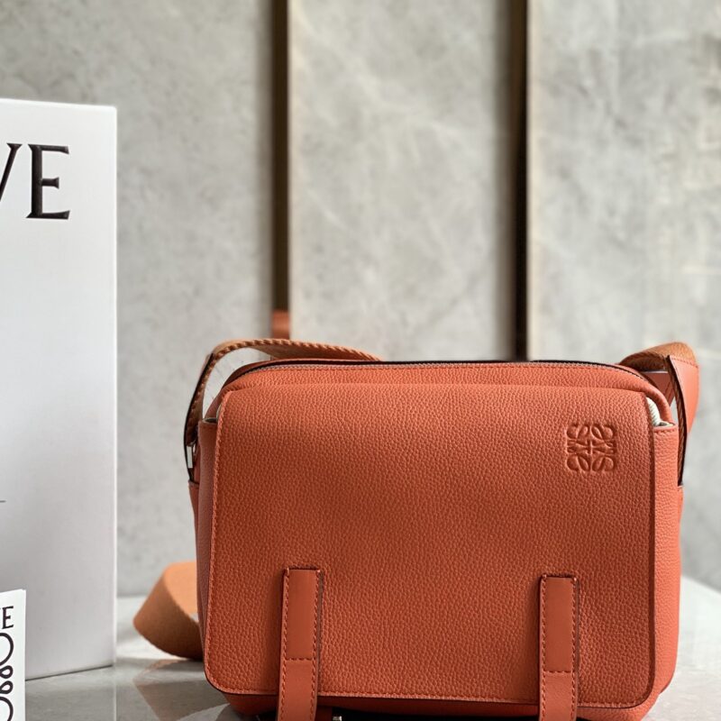 LOEWE military messenger最新版信使包 0339